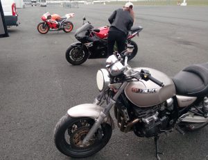 préparation des motos avant de rouler