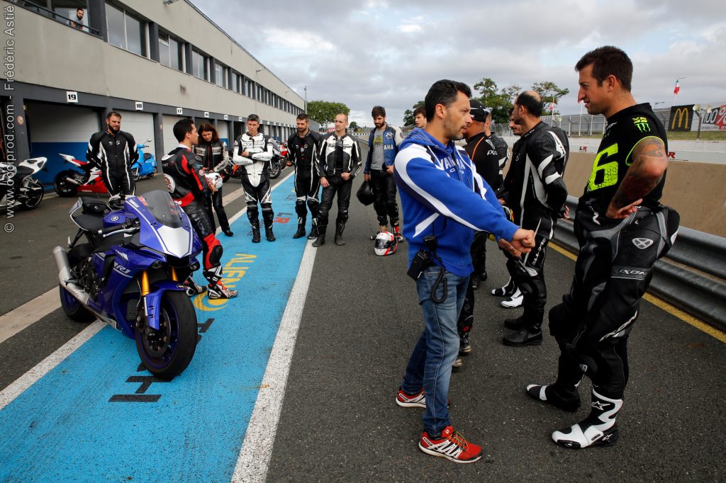 les stagiaires de l'école de pilotage moto attentif au consigne