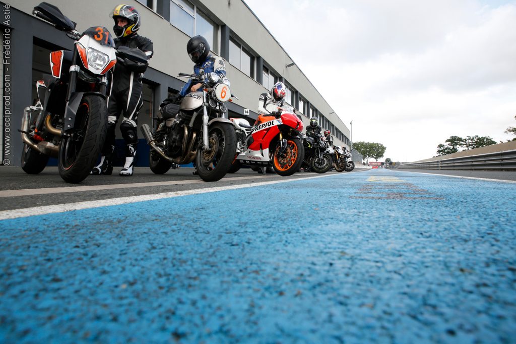 les motos devant le stand