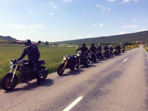 File de rider du Benzina pendant une balade dans l'Aude