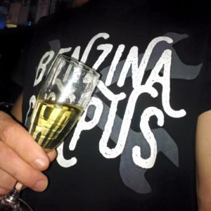 Un verre de vin et un t-shirt Benzina